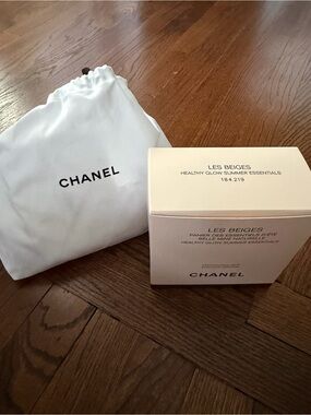 CHANEL Les Beiges Set in Cream and White